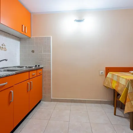 Ellen Apartment *