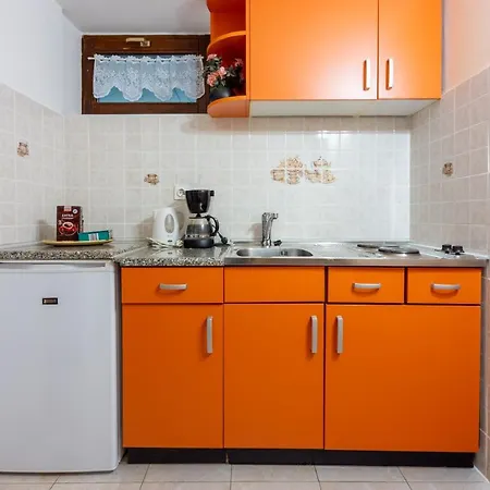 Ellen 250m From The *