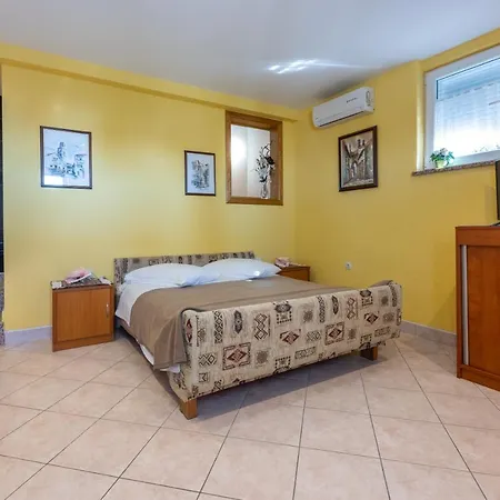 Ellen Apartment *