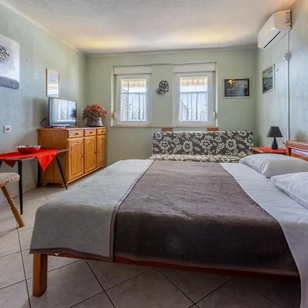 Ellen 250m From The *